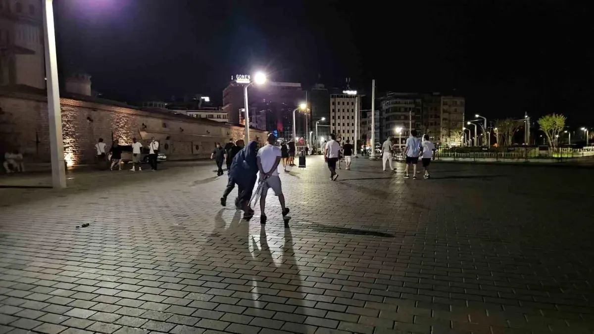 İstanbul'da Şimşeklerle Gelen Sağanak Uyarısı