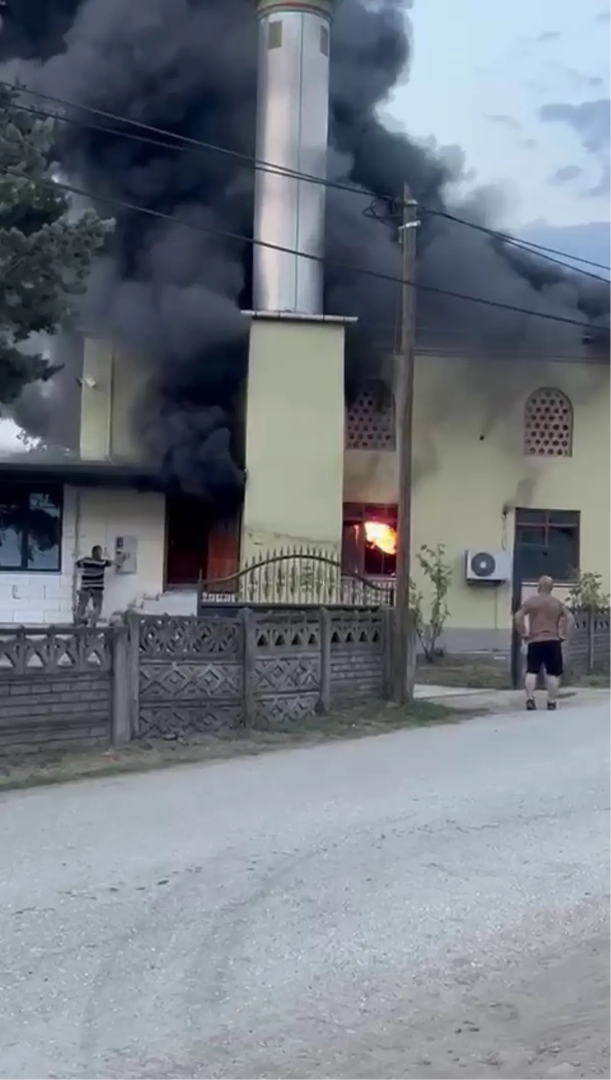 Düzce'de Cami Yangını Kontak Tuttu