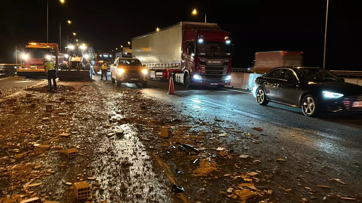 Bolu'da TIR Kazası: Ulaşım Aksadı