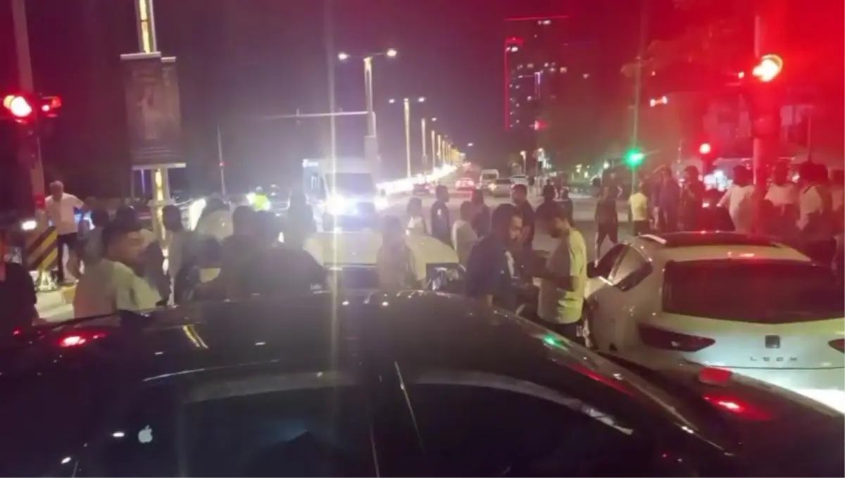 Elazığ'da Kontrolden Çıkan Otomobil 4 Kişiyi Yaraladı