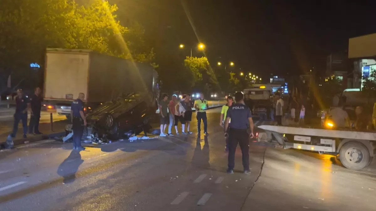 Otomobil çekiciye çarptı, iki yaralı