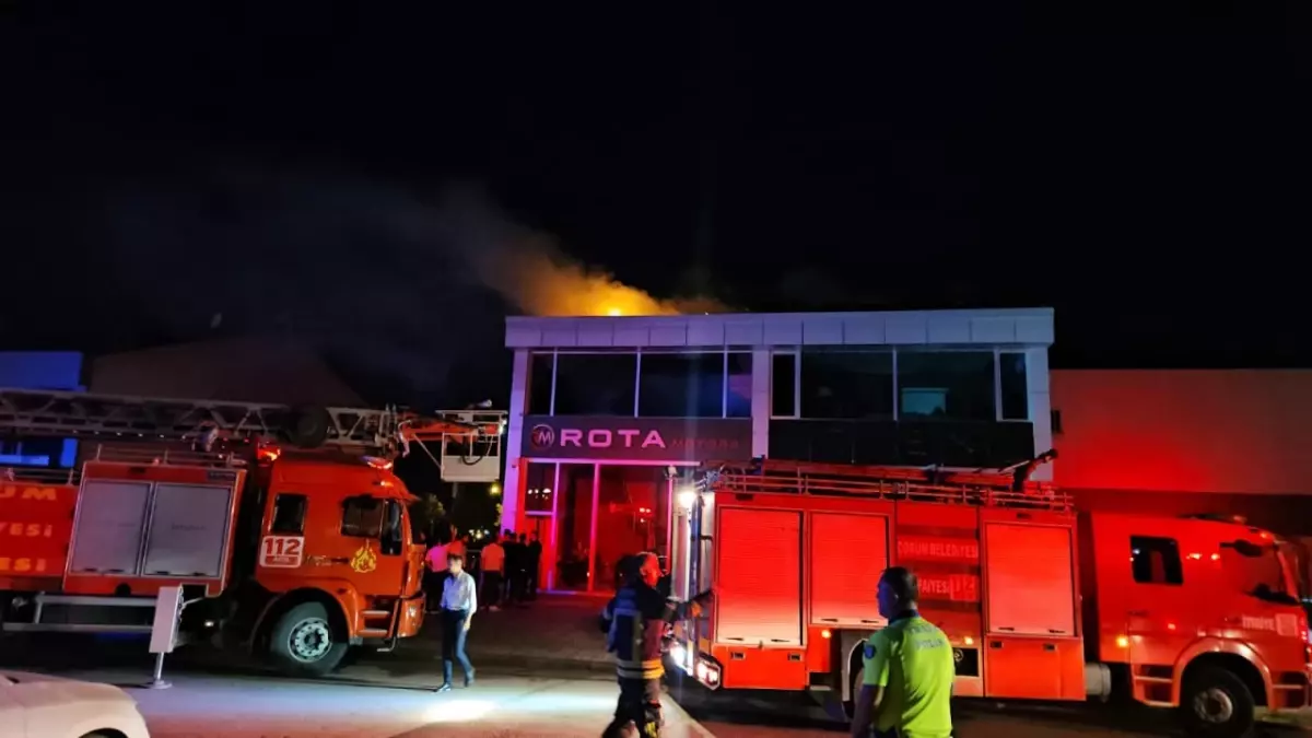 Çorum'da Oto Galeride Çatı Yangını