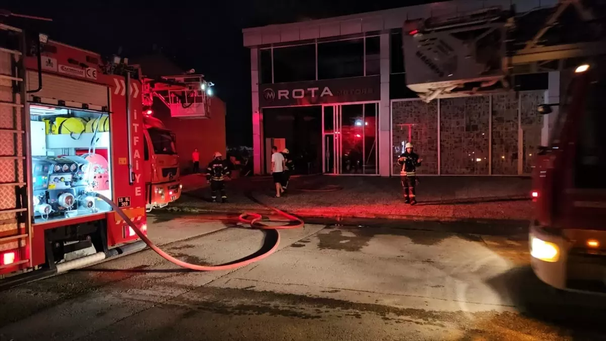 Çorum'da Oto Galerisinde Yangın