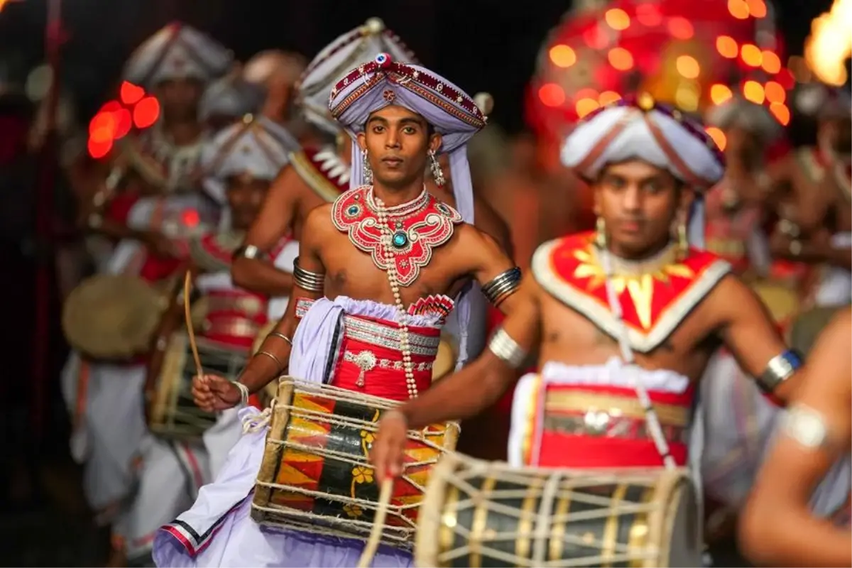 Sri Lanka'da Esala Perahera Festivali Kutlandı