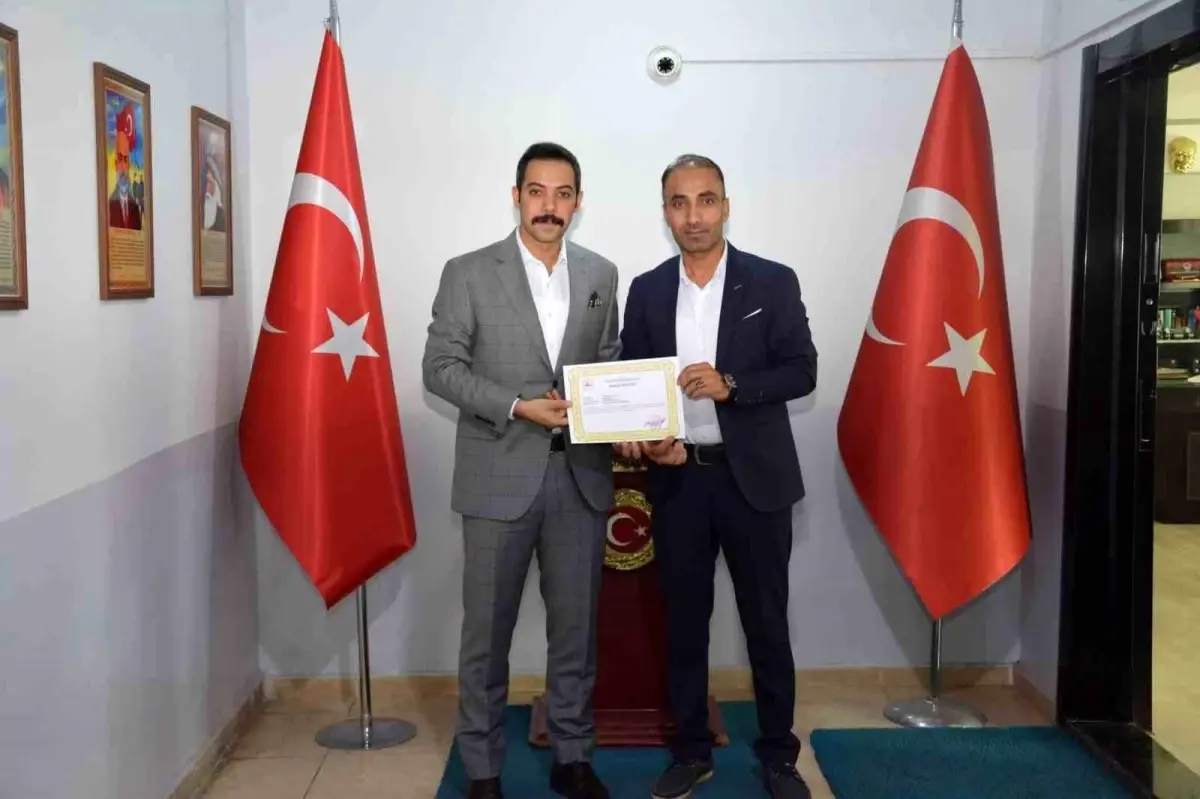 Öğretmenlerden Örnek Davranış: Kediyi Annesine Kavuşturdular
