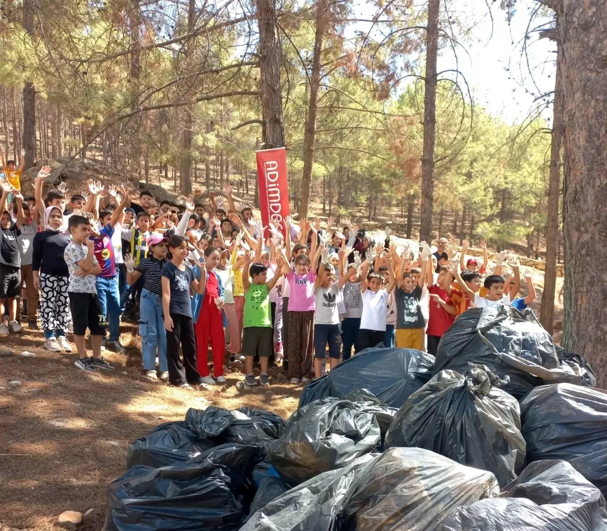 İmam Hatip Öğrencilerinden Çevre Temizliği