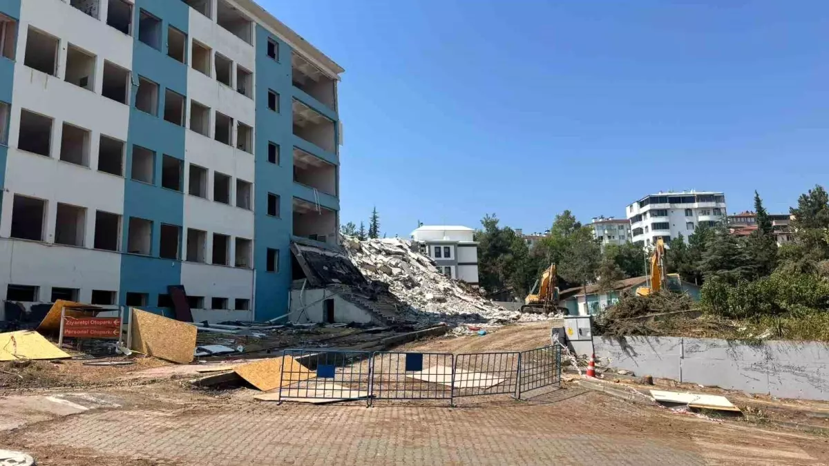 Bilecik'teki Eski Devlet Hastanesi Yıkılıyor, Yeni Psikiyatri Servisi İnşa Edilecek
