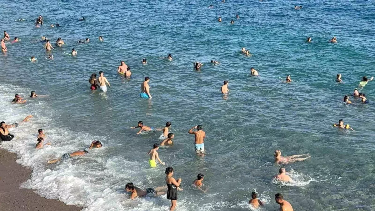 Bodrum'da 800 Bin Turistle Plajlar Dolup Taştı