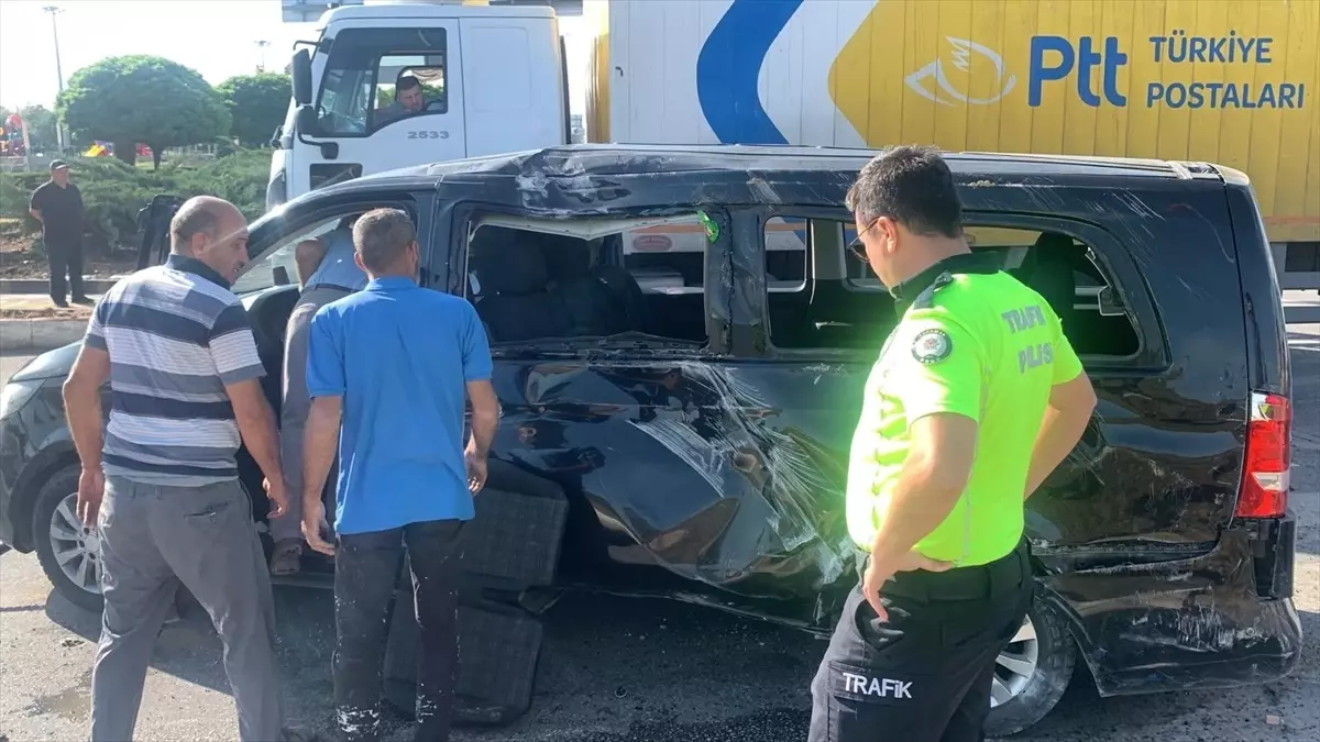 Karaman'da Rus Turistlerin Minibüsü Kaza Yaptı