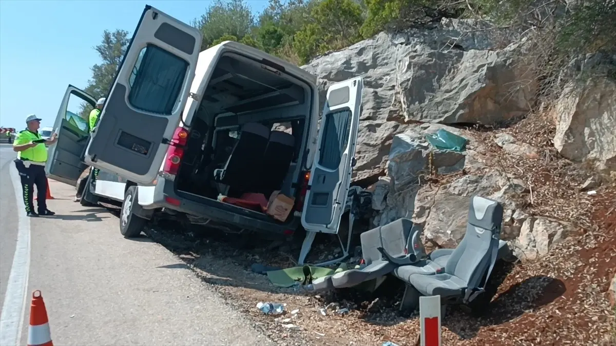 Demre'de Tur Minibüsü Kazası: 17 Yaralı