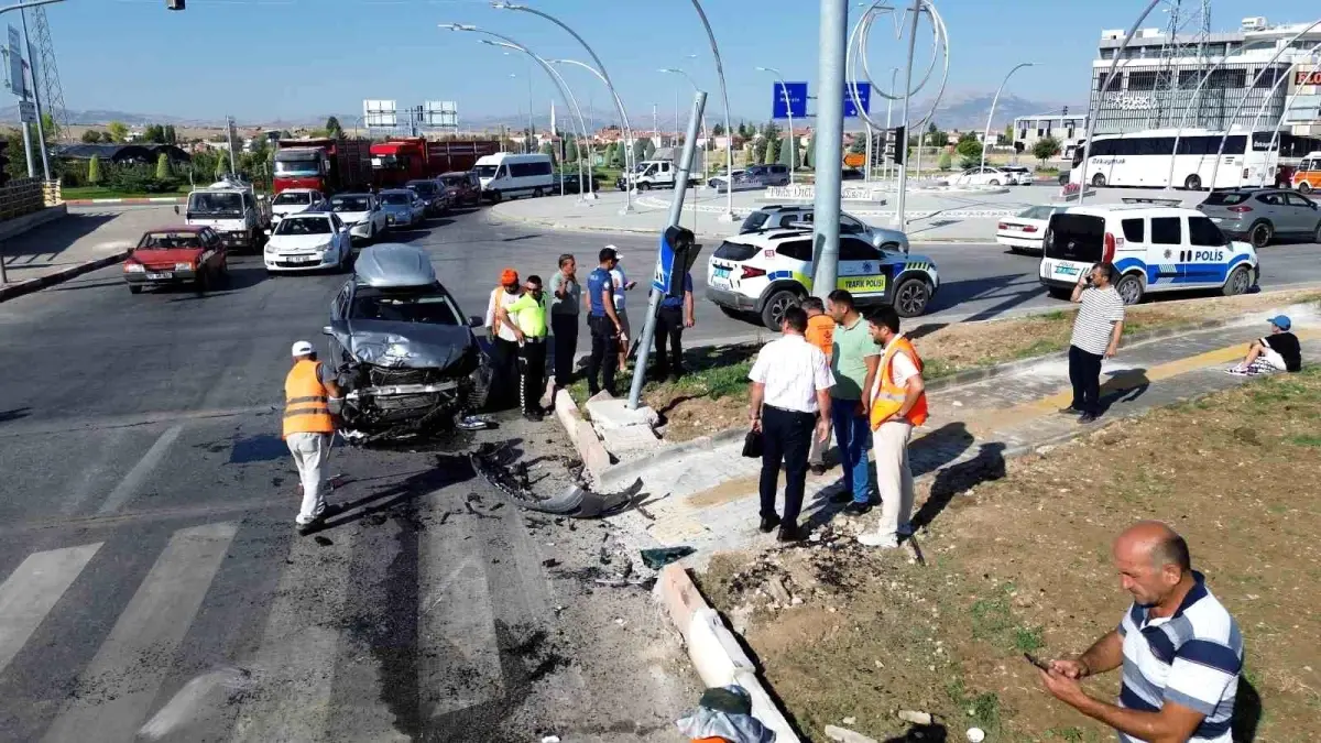 Karaman'da Turist Minibüsü Kaza Geçirdi