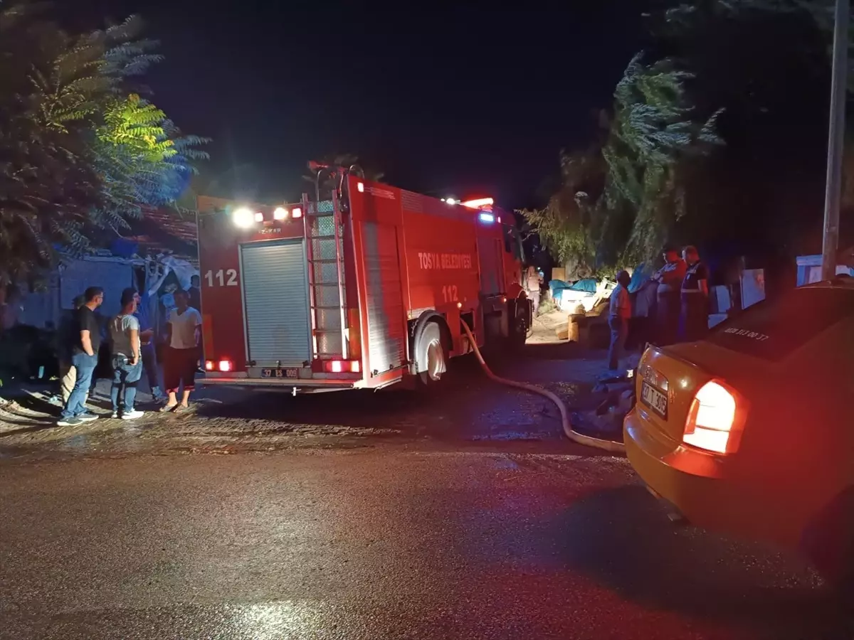 Tosya'da Yangın: 3 Ev Zarar Gördü