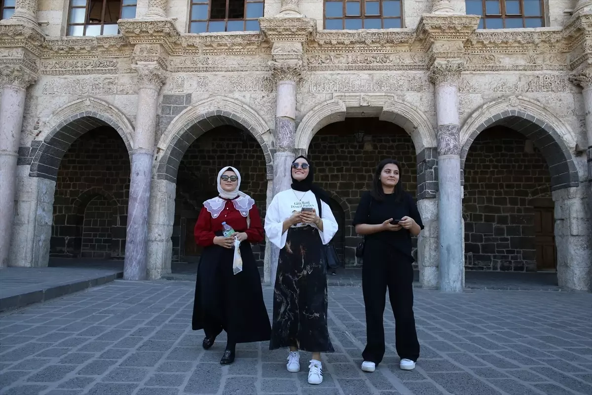Gençler Diyarbakır'da Tatil Yapıyor