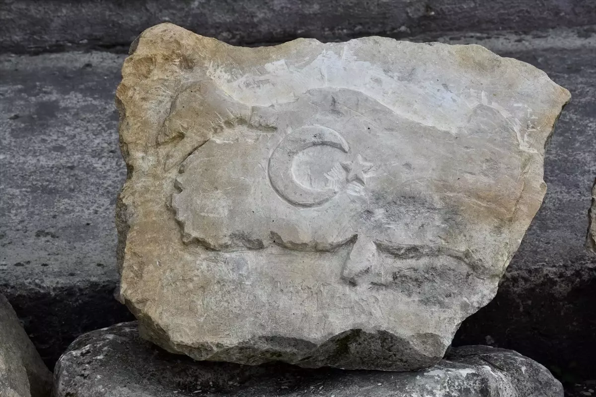 Emekli Taş Oymacısı Günlerini Sanatla Geçiriyor