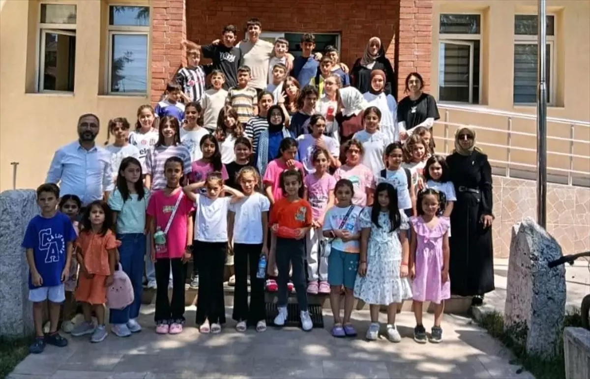 Yaz Kur'an Kursu Öğrencilerinden Kütüphane Ziyareti