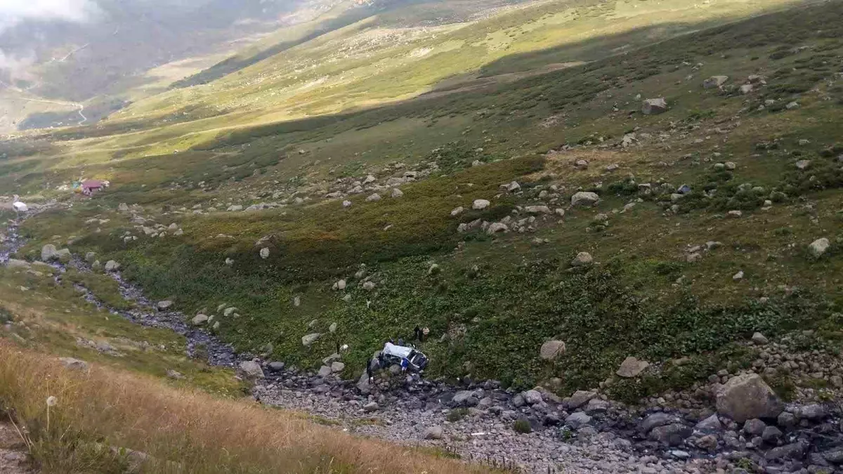 Turistleri taşıyan minibüs uçuruma yuvarlandı! Dere yatağında can pazarı