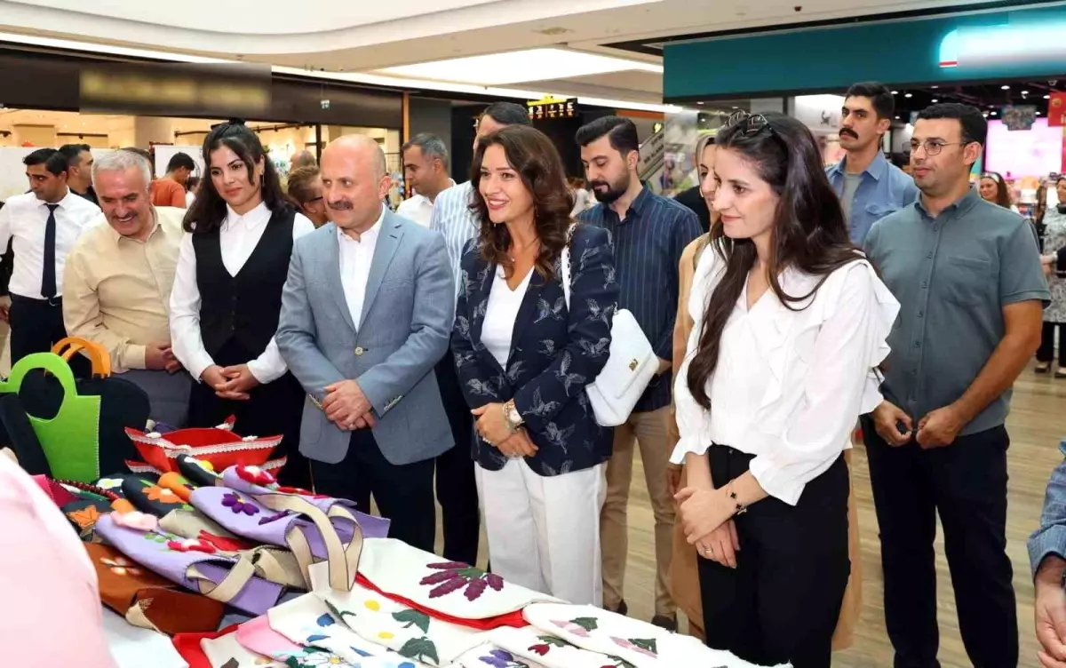 Vali Varol, Kadınların Emeğini Sergiledi