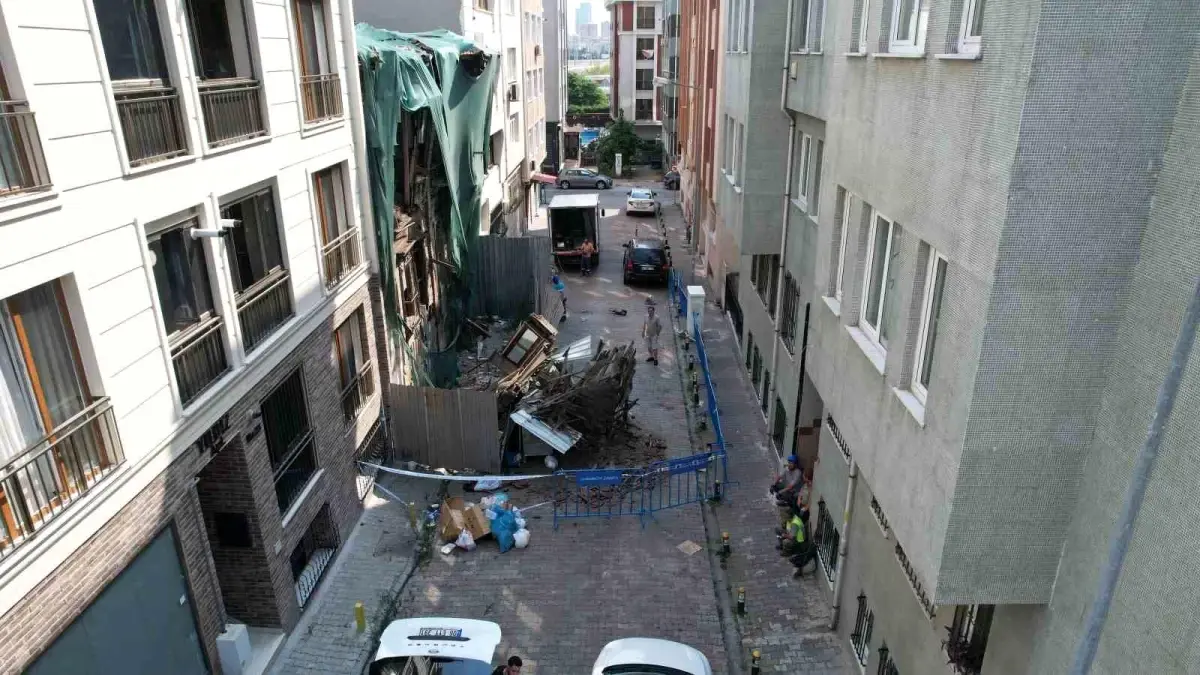 Bakırköy'de Tarihi Ahşap Bina Kısmen Çöktü