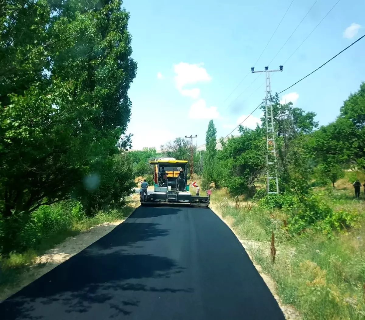 Kayseri'de Ganişeyh Mahallesi Yolu Sıcak Asfaltla Yenilendi