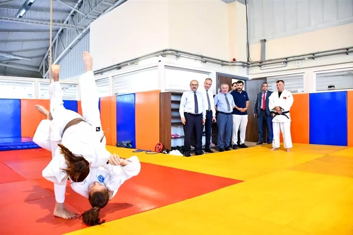 Vali Ustaoğlu'ndan Gençlere Spor ve Kişisel Gelişim Mesajı
