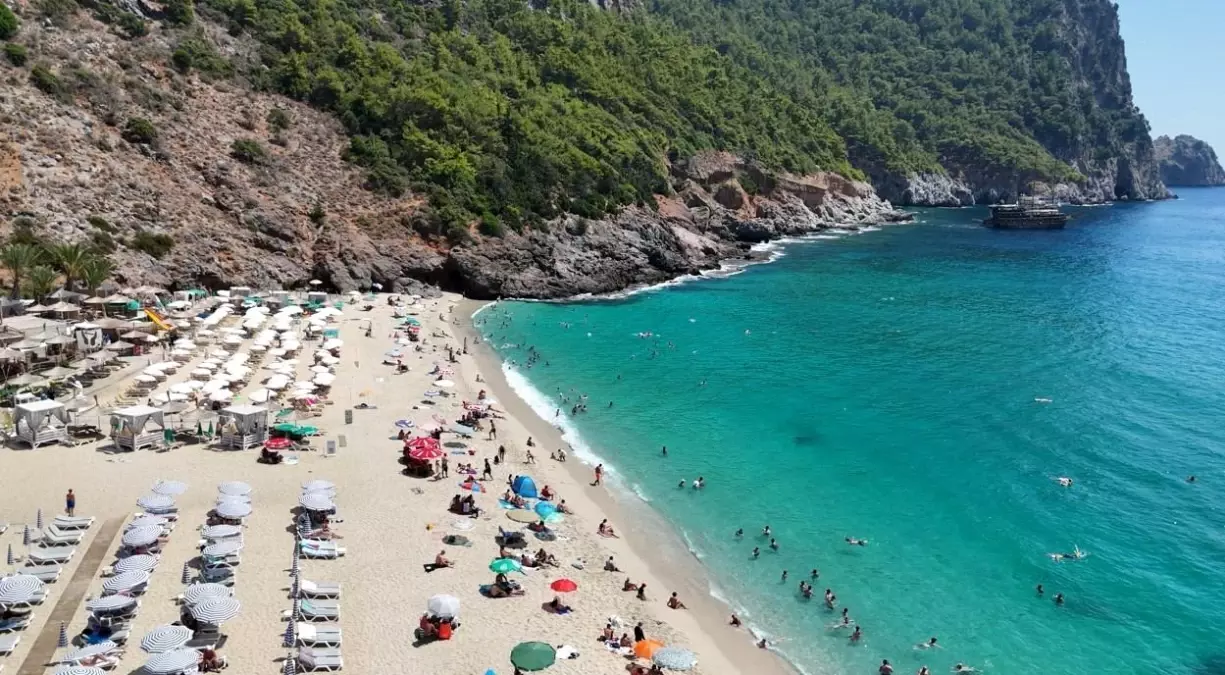 Kleopatra Plajı, 38 Derecede Tatilcilerle Dolu