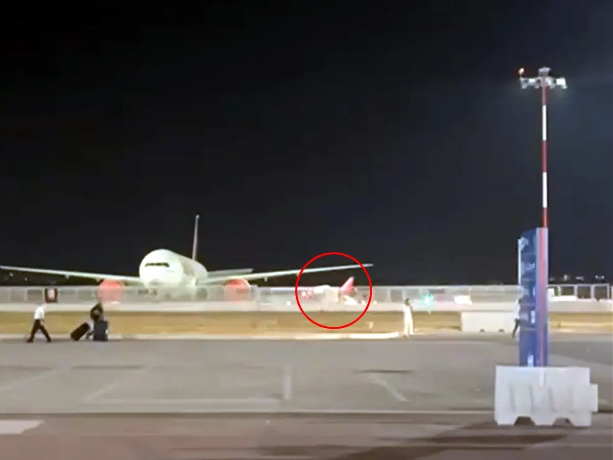 Jet2 Uçağı Duman Nedeniyle Antalya'ya Döndü