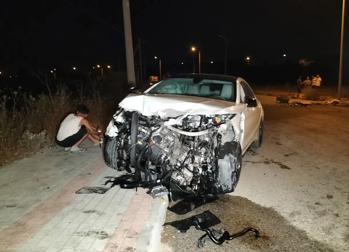 Manavgat'ta Traktör-Otomobil Çarpışması: 2 Yaralı