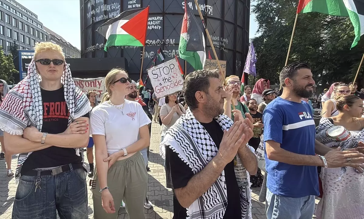 Berlin'de Filistin'e Destek Gösterisi