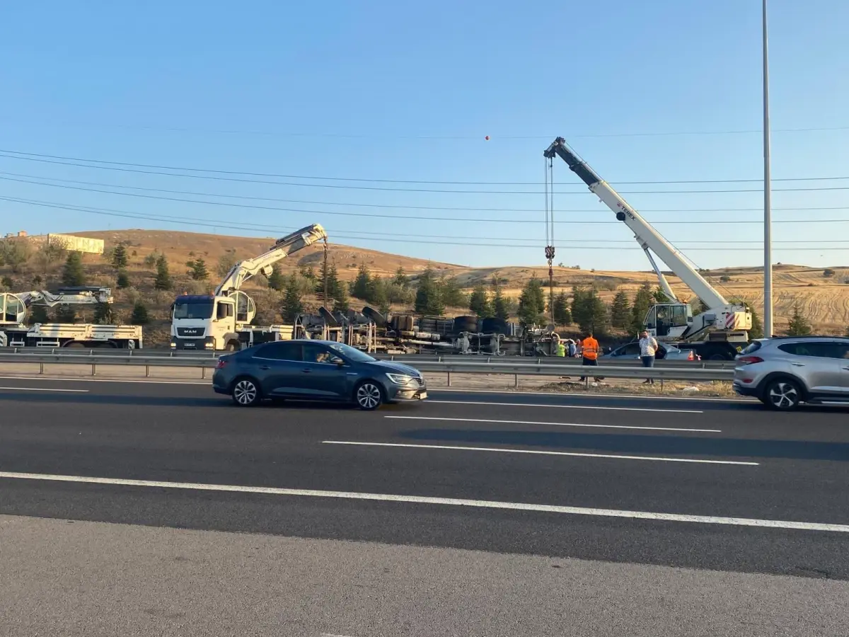 Etimesgut'ta Beton Mikseri Devrildi