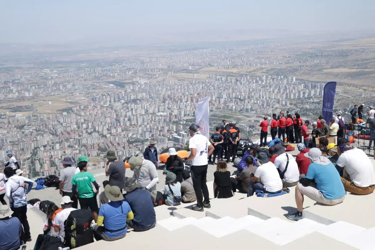 Kayseri'de Yamaç Paraşütü Şampiyonası Başladı