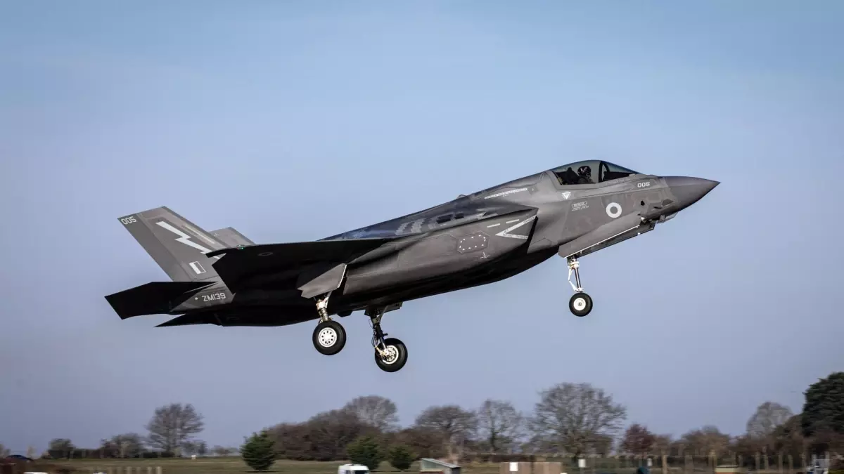 F-35 Savaş Uçağı Japonya'ya Acil İniş Yaptı