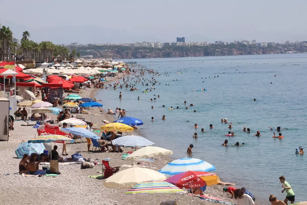 Antalya'nın deniz suyu sıcaklığı 33 dereceyle İstanbul ve Ankara'nın sıcak havasını geride bıraktı