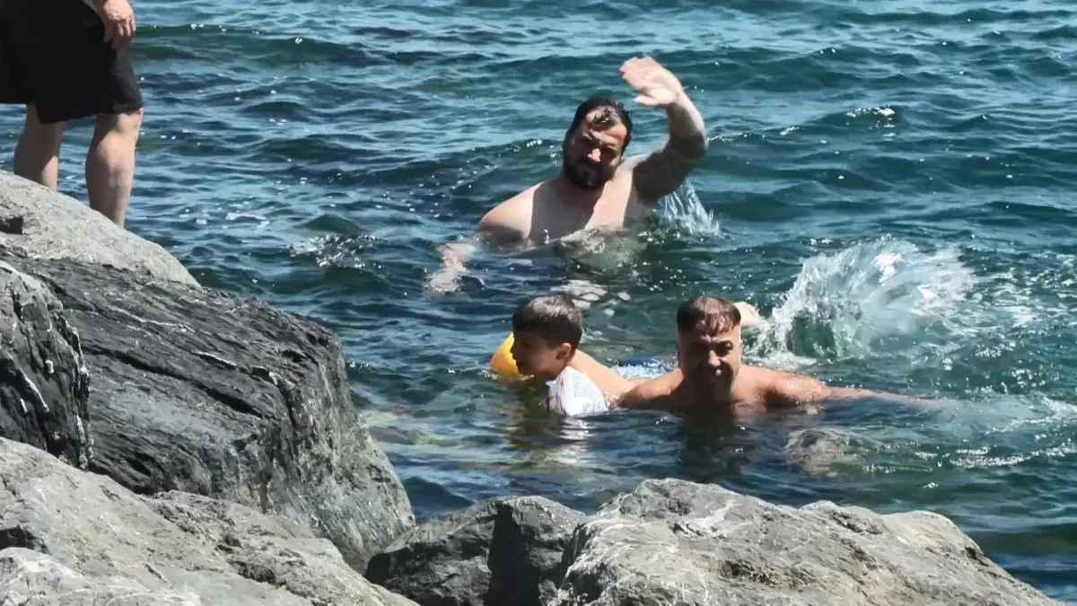 Sıcak Havada Sirkeci Sahili'nde Akın