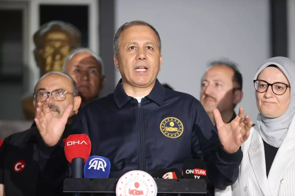 İçişleri Bakanı Yerlikaya, 6,1 büyüklüğünde depremin yaşandığı Sındırgı'da açıklama yaptı Açıklaması