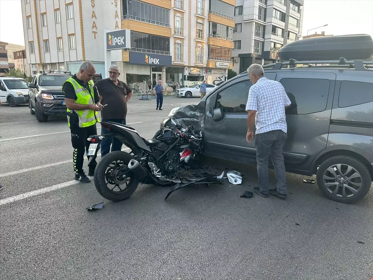 Karakoçan'da Trafik Kazası: 2 Yaralı