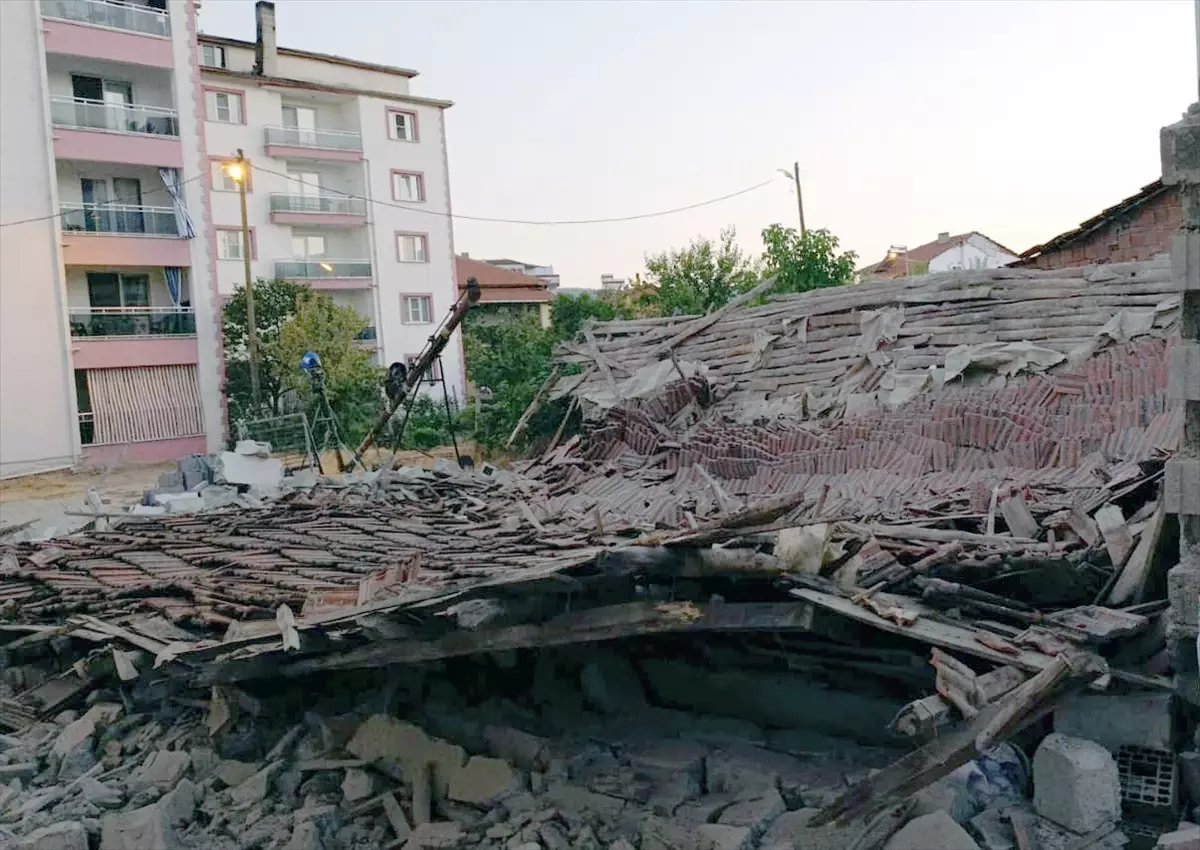 Manisa'da Deprem: 6 Yaralı, Hasar Tespit Edildi