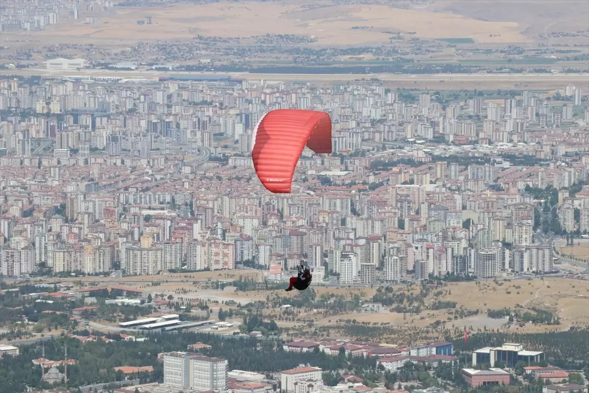Yamaç Paraşütü Şampiyonası Kayseri'de Devam Ediyor