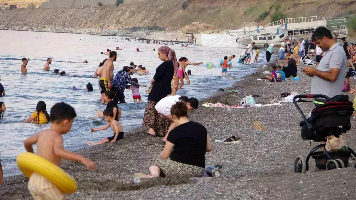 Yaz Sıcaklarında Van Gölü'ne Akın