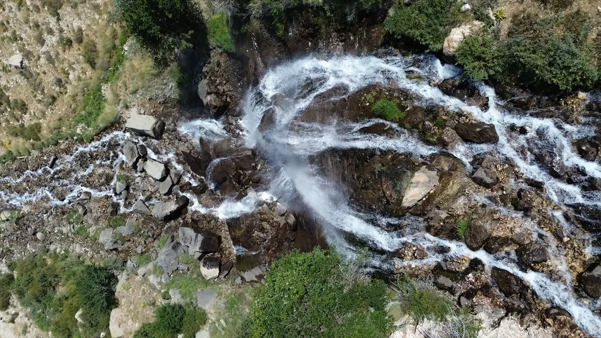 Kaş'ta Uçarsu Şelalesi Sıcak Günler İçin Ferahlatıyor