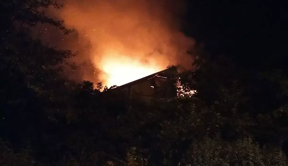 Kaynaşlı'da Çatı Yangını