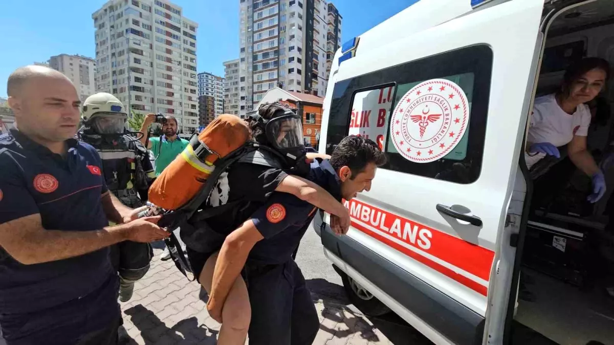 Kayseri'de 14 katlı binada yangın