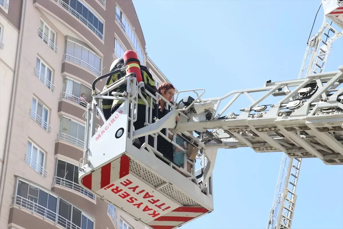 Talas'ta Apartman Yangını: 8 Kişi Hastaneye Kaldırıldı