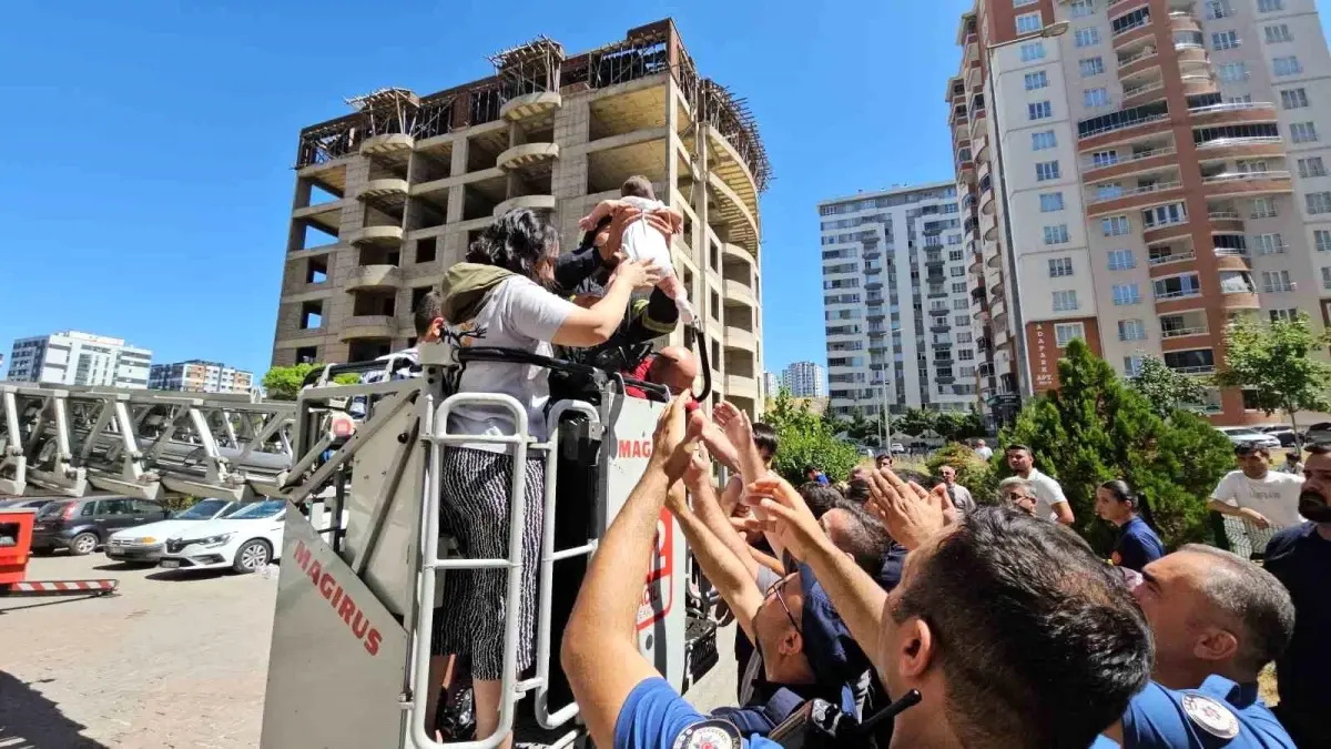 14 katlı binada yangın! Çocuklarına kavuşanlar gözyaşlarına boğuldu