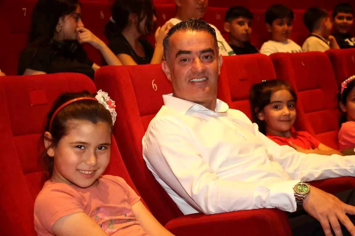Koçarlı Belediye Başkanı, 24 Çocuğu Sinemaya Götürdü
