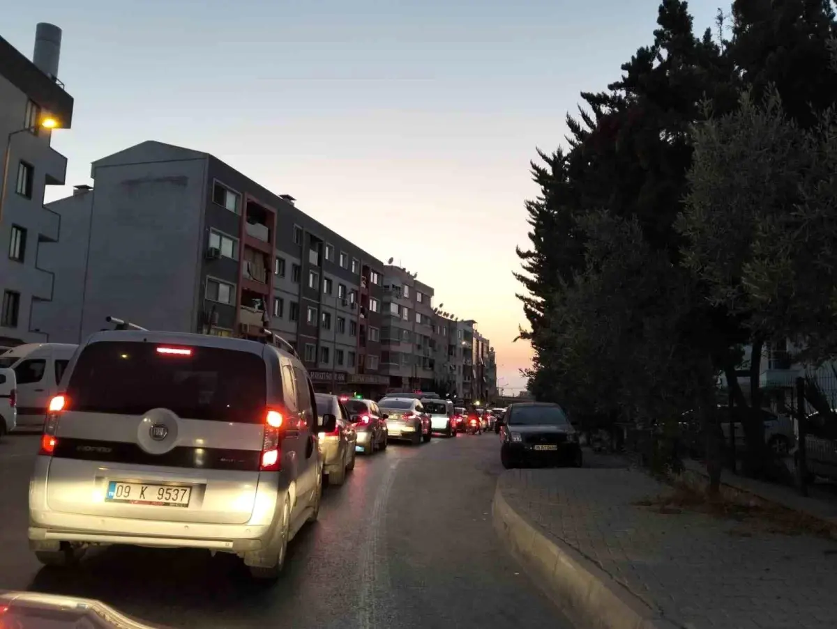 Kuşadası'nda Akşam Trafik Sorunu Büyüyor