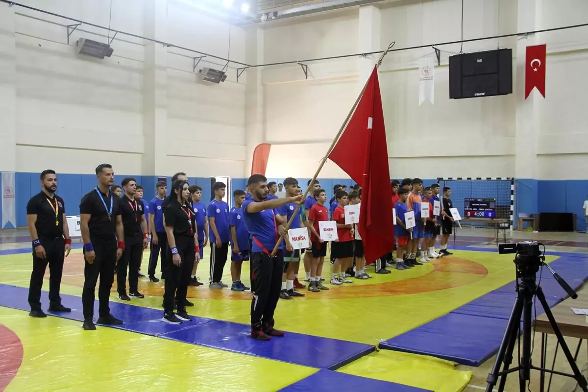 Kula'da Güreş Şampiyonası Başladı