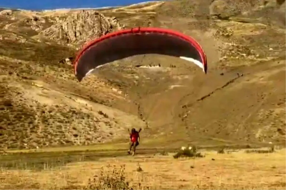 Hakkari'de Yamaç Paraşütü Eğitimi Başladı