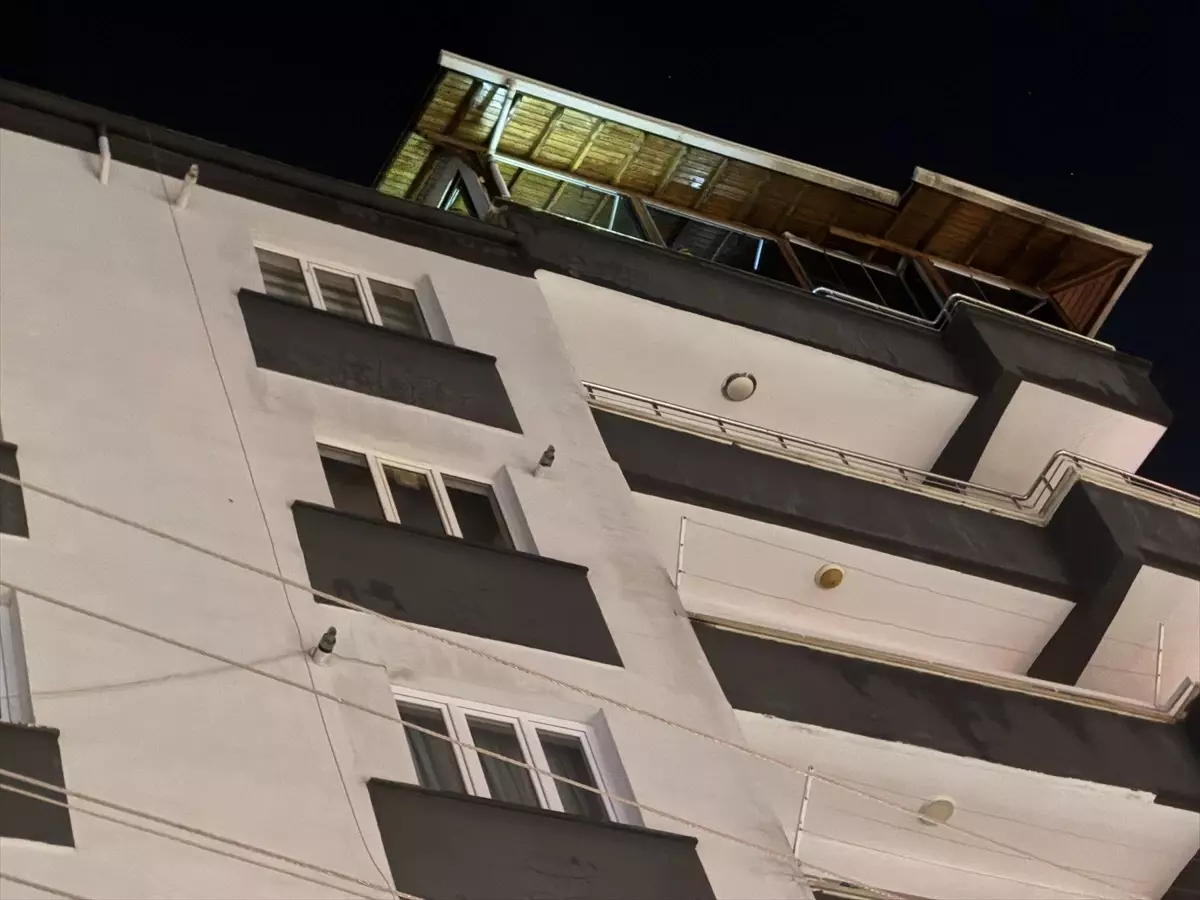 Gaziantep'te 7 katlı binanın teras katında çıkan yangın söndürüldü