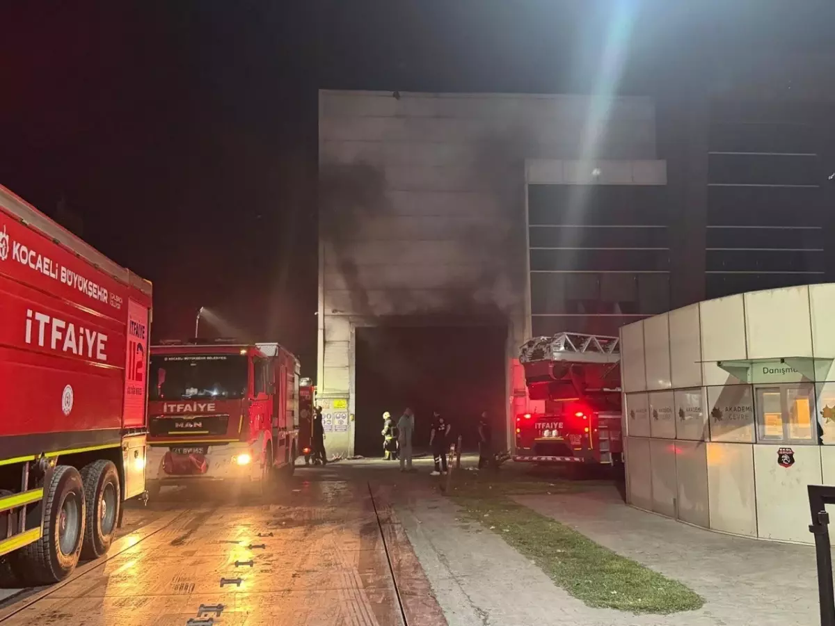 Kartepe'de Geri Dönüşüm Fabrikasında Yangın
