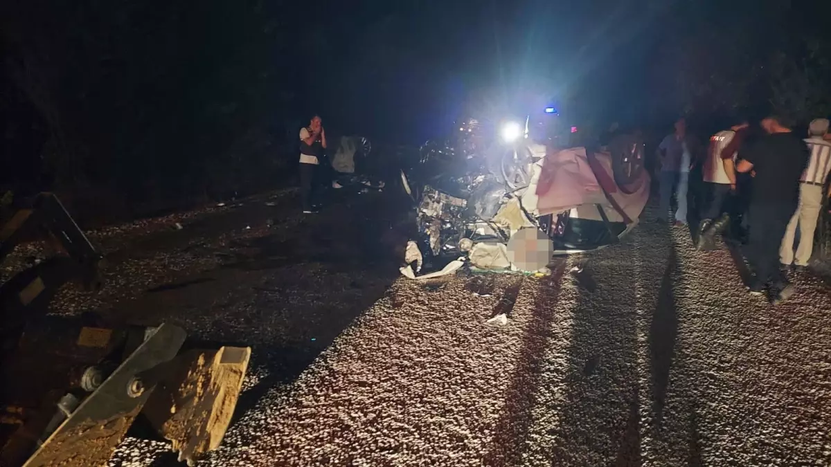 Çanakkale'de iki otomobil kafa kafaya çarpıştı: 6 kişi hayatını kaybetti
